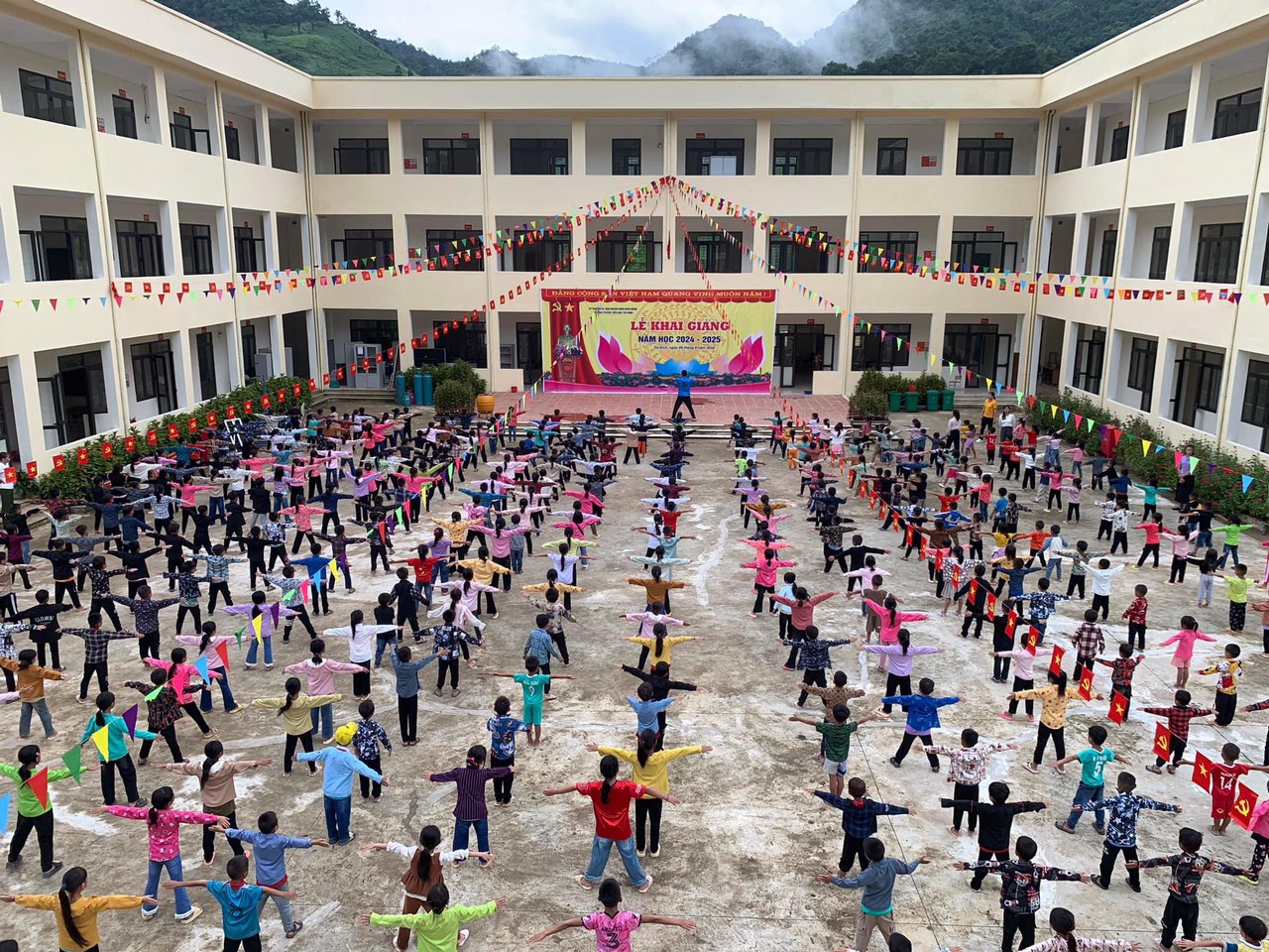 HOẠT ĐỘNG TẬP THỂ  TẠI TRƯỜNG PHỔ THÔNG DÂN TỘC BÁN TRÚ TIỂU HỌC TÌA DÌNH
